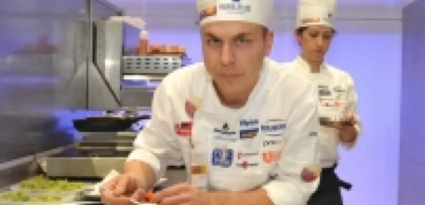 Víctor Manuel Rodrigo, gana la gran final de IV Concurso Cocinero del Año en España Víctor Manuel Rodrigo, gana la gran final de IV Concurso Cocinero del Año en España