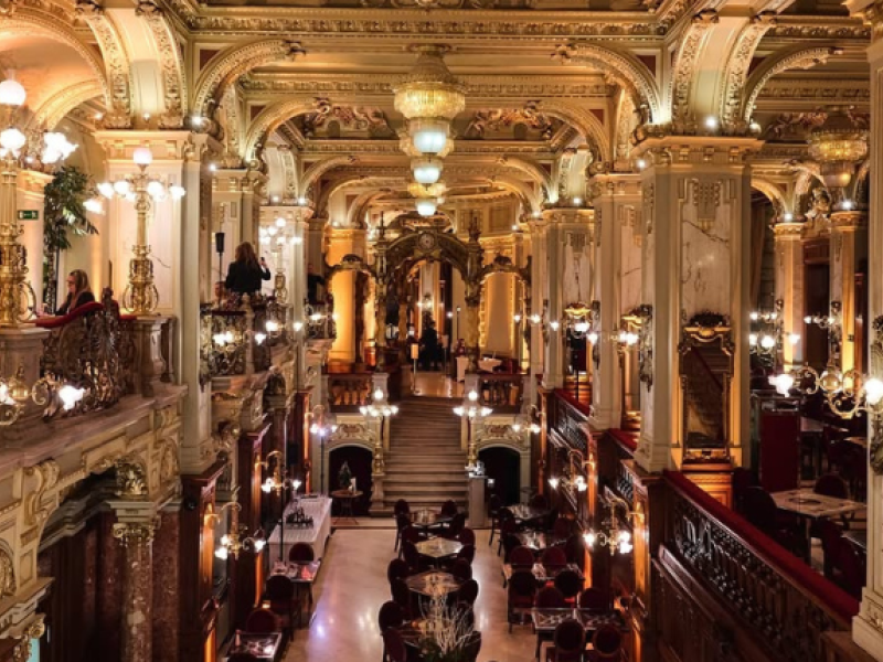 Café New York en Budapest es una de las cafeterías más bonitas del mundo