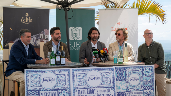 Presentación oficial de la décima edición de Barbadillo Jazz Vejer 2026 en Vejer de la Frontera, con representantes institucionales, organizadores y patrocinadores anunciando la programación del festival que une jazz, vino, gastronomía y patrimonio.