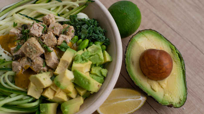 Bowl saludable con aguacate, vegetales frescos y alimentos ricos en fibra asociados al cuidado de la salud intestinal