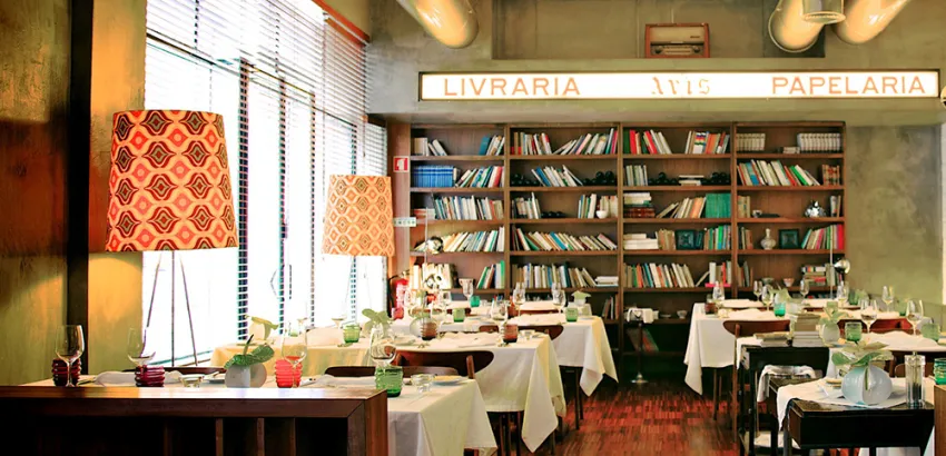 Book, comer y leer a la vez