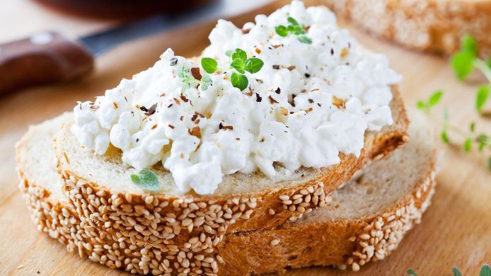 tostada con queso cottage desayuno saludable alto en proteínas