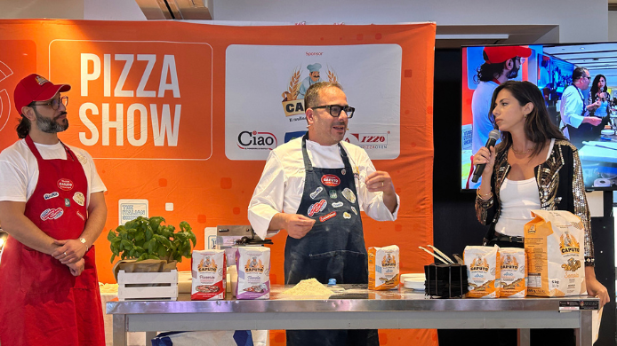 Demostración culinaria durante The Italian Show en Madrid, con profesionales de la gastronomía italiana participando en un Pizza Show en directo con showcooking y presentación de producto.