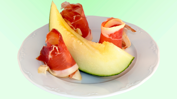 Melón piel de sapo servido con lonchas finas de jamón curado