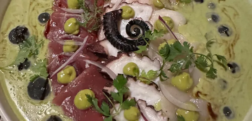 Pulpo y atún rojo marinados en salsa de leche de tigre al coco Pulpo y atún rojo marinados en salsa de leche de tigre al coco