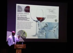 Dos copas y un mismo vino