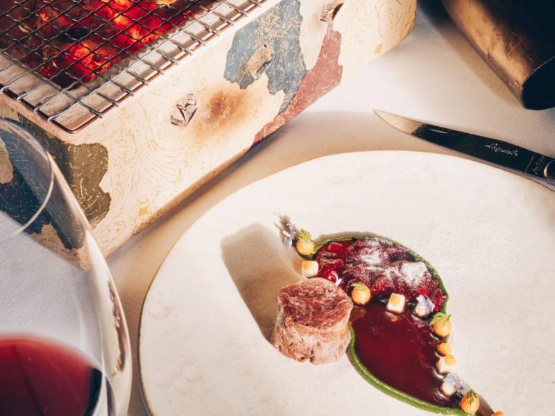 lomo de corzo a la bordelesa, guiso de remolacha y colágeno, tuétano y verduras de primavera de La Finca