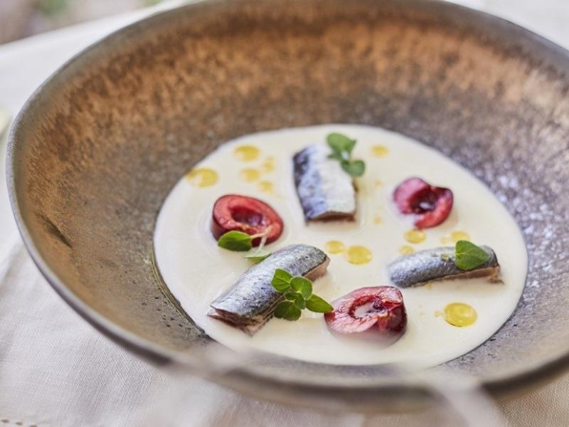Marc Fosh-Sopa fría de almendras tiernas y aceite de oliva con sardinas marinadas y cerezas