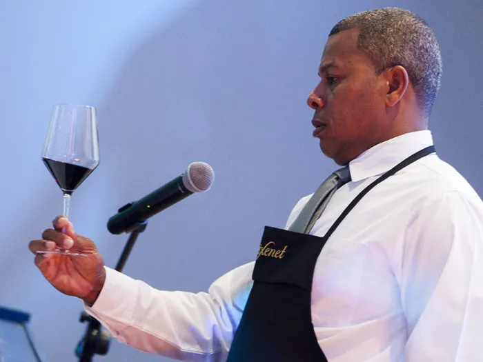 Entre las pruebas sobrepasadas estuvieron: un examen escrito, una exposición teórica de todos los aspectos de una región vitivinícola determinada, el servicio de un vino espumoso y uno tinto con oxigenación, además de la sobremesa, que incluyó el ritual de un Habano. Fotos/Fernando Medina