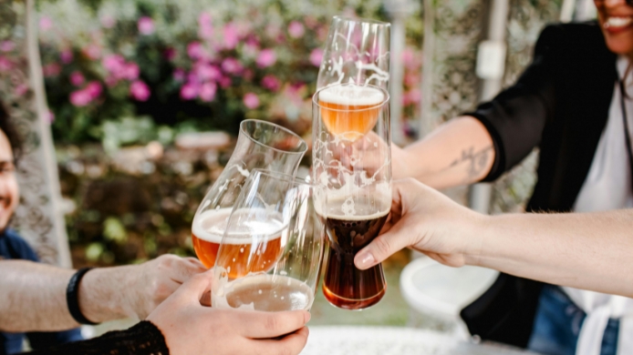 Jóvenes consumiendo cerveza en una terraza