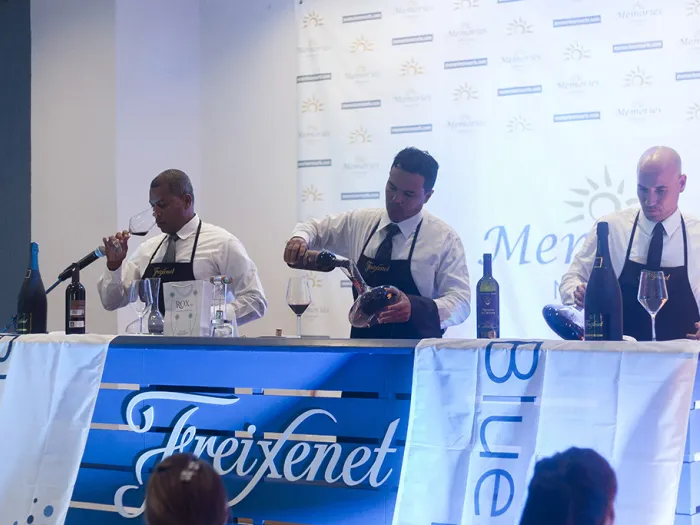 Entre las pruebas sobrepasadas estuvieron: un examen escrito, una exposición teórica de todos los aspectos de una región vitivinícola determinada, el servicio de un vino espumoso y uno tinto con oxigenación, además de la sobremesa, que incluyó el ritual de un Habano. Fotos/Fernando Medina
