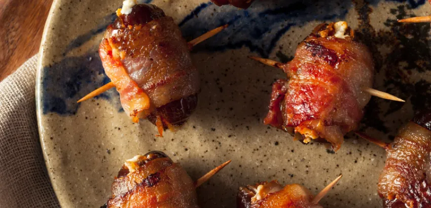 Los dátiles con panceta son aperitivos tradicionales en Navidad dátiles con panceta para Navidad