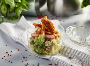 conejo-Ensalada-cesar-con-escalope-de-conejo-crujiente