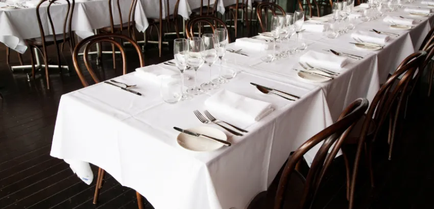 Entre las tendencias para cenas de empresa destacan los mocktails, las comidas con entretenimiento y los menús inclusivos cena de empresa