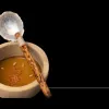 Crema de salmón con huevas de trucha del menú inspirado en la Prehistoria de Ronquillo en Cantabria