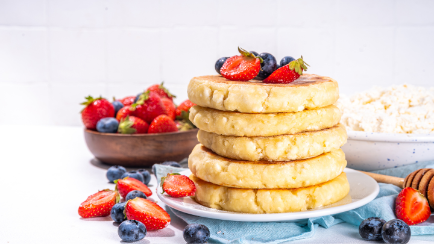 pancakes con queso cottage receta saludable proteica con fruta