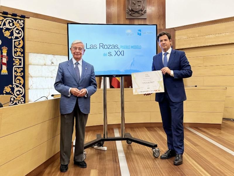 Rafael Ansón con el alcalde José de la Uz, haciendo entrega del diploma de reconocimiento como “Pueblo Modelo del Siglo XXI” a Las Rozas de Madrid.