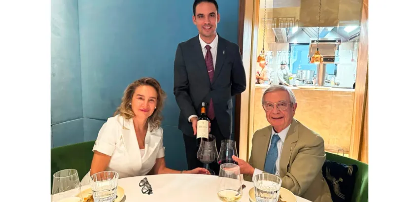 Rafael Ansón con Carolina García, propietaria de Bodegas Valduero junto a su hermana Yolanda. (Foto: Rafael Ansón) Rafael Ansón con Carolina García, propietaria de Bodegas Valduero junto a su hermana Yolanda. (Foto: Rafael Ansón)