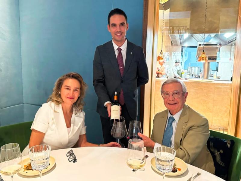 Rafael Ansón con Carolina García, propietaria de Bodegas Valduero junto a su hermana Yolanda. (Foto: Rafael Ansón)