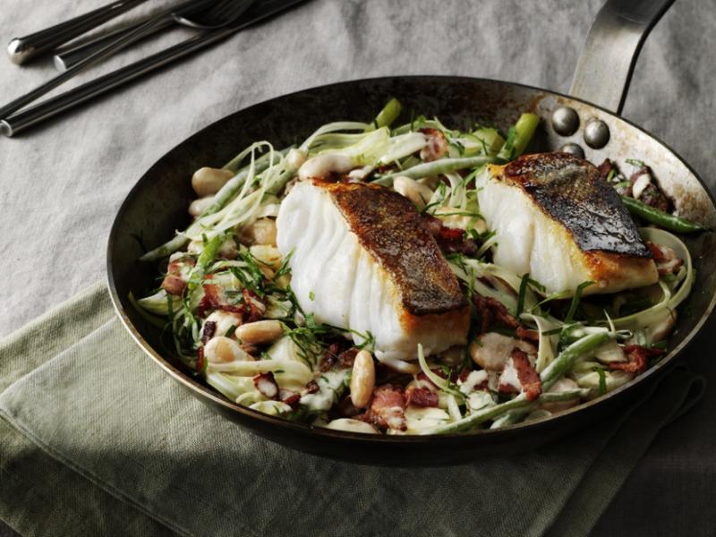 Skrei a la sartén con judías, bacon e hinojo
