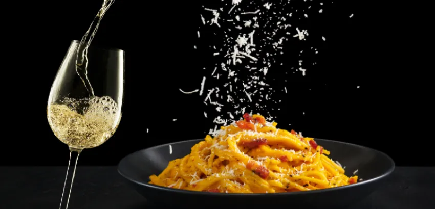 pasta carbonara y vino blanco