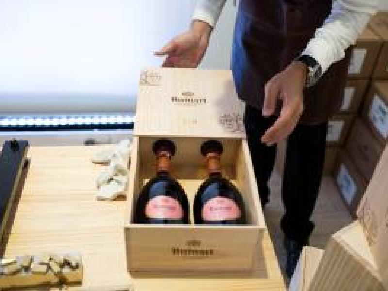 Maison Ruinart le permite disfrutar de un exclusivo detalle de lujo con la personalización de su caja de champagne