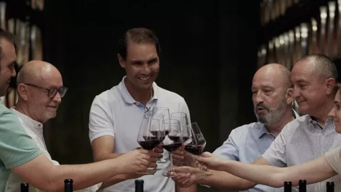Rafa Nadal brinda con una copa de vino junto a representantes de Familia Gil durante la presentación de El Tenista en Jumilla.