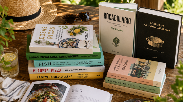 Libros gastronómicos de verano sobre una mesa de madera con frutas, bebida fresca, sombrero y gafas de sol