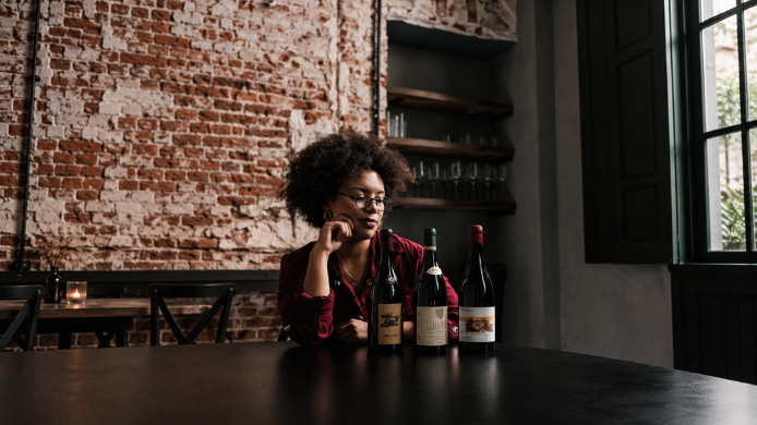 Texto alternativo: Tais Silva, sumiller de Chispa Bistró en Madrid, protagonista de la sección Un vino, un sumiller con Caracolete 2015 de Niepoort.