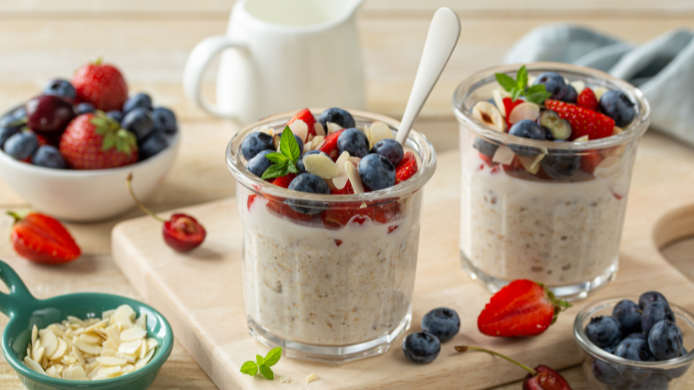 Hacer overnight oats o avena remojada es un desayuno especialmente versátil