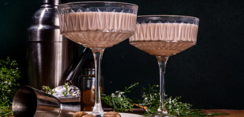 Cóctel Alexander con ginebra y licor de cacao incoloro cocteles alexander y alexandra