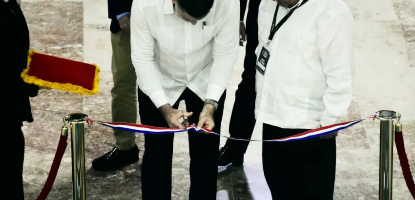 Oscar Pérez-Oliva Fraga, viceministro primero del Comercio Exterior y la Inversión Extranjera en el corte de cinta que ianugura la Feria Comercial del Festival del Habano Oscar Pérez-Oliva Fraga, viceministro primero del Comercio Exterior y la Inversión Extranjera en el corte de cinta que ianugura la Feria Comercial del Festival del Habano