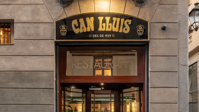 puerta entrada de Can Lluis restaurante en  Barcelona