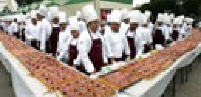 Perú: Estudiantes de gastronomía prepararon turrón de más de 30 metros Perú: Estudiantes de gastronomía prepararon turrón de más de 30 metros