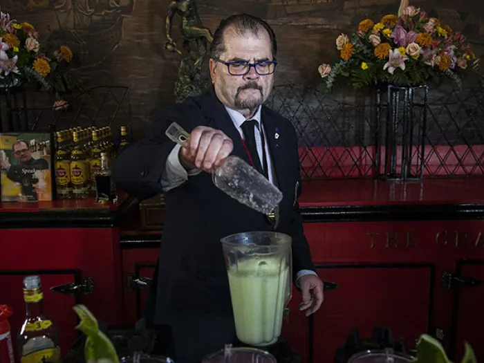 El italiano Ettore Diana, Campeón Mundial de Coctelería, ofreció una conferencia sobre el empleo de los productos con base de frutas para realizar diferentes cocteles.