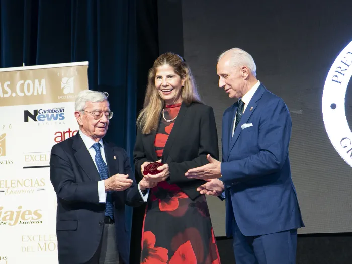 PREMIO RAFAEL ANSÓN- En la foto LORENA LARIOS -Secretaria de Cooperación SEGIB, José Carlos de Santiago y Rafael Ansón