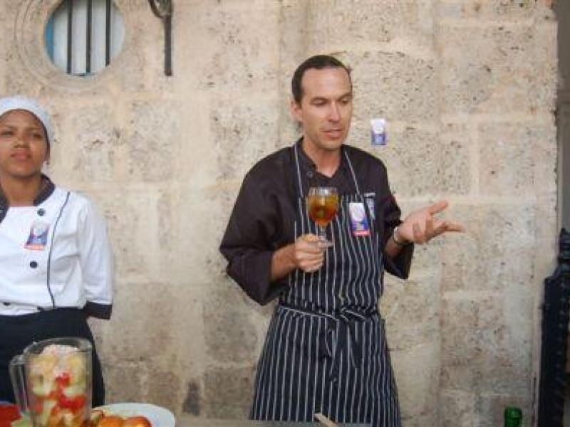 Chef estadounidense exhibe sus dotes culinarias en Cuba