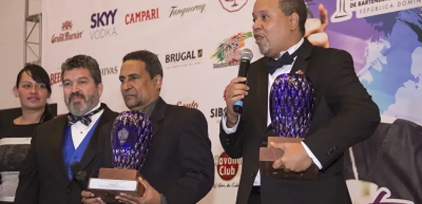 Entregan Premio The Blue Blazer Real en el XXI Panamericano de Cócteles y Bartenders Entregan Premio The Blue Blazer Real en el XXI Panamericano de Cócteles y Bartenders