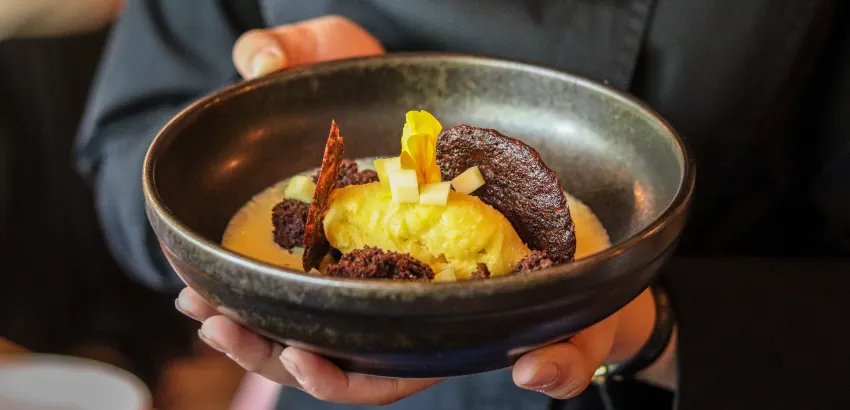 suspiro cítrico con cama de helado de chocolate blanco y fruta de la pasión