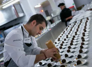 Los maestros vascos de pintxos y tapas enseñan sus secretos a los "chefs" de Huelva
