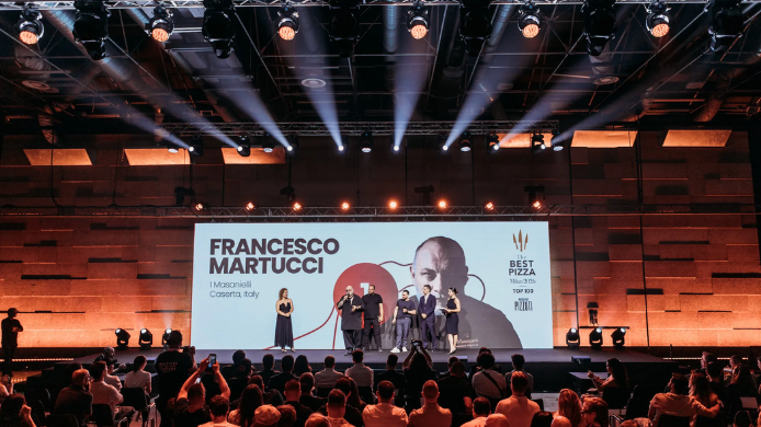 Francesco Martucci recibe el reconocimiento como mejor pizzaiolo del mundo durante la gala de The Best Pizza Awards 2026 celebrada en Milán.