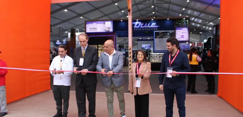 De izquierda a derecha: Angello Bertini, maestro pizzaiolo; Pablo García Wagner, presidente AHORA; Christian Dancourt y Aydee Ayala, de Gastromaq y Gabriel Gechelin, gerente de Alimentos en Perú De izquierda a derecha: Angello Bertini, maestro pizzaiolo; Pablo García Wagner, presidente AHORA; Christian Dancourt y Aydee Ayala, de Gastromaq y Gabriel Gechelin, gerente de Alimentos en Perú