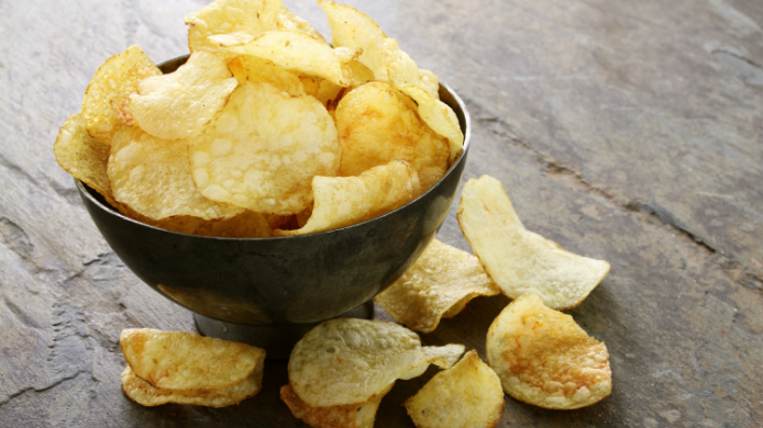 Bol de patatas fritas de bolsa, base de ideas rápidas para convertir un snack cotidiano en un picoteo gourmet