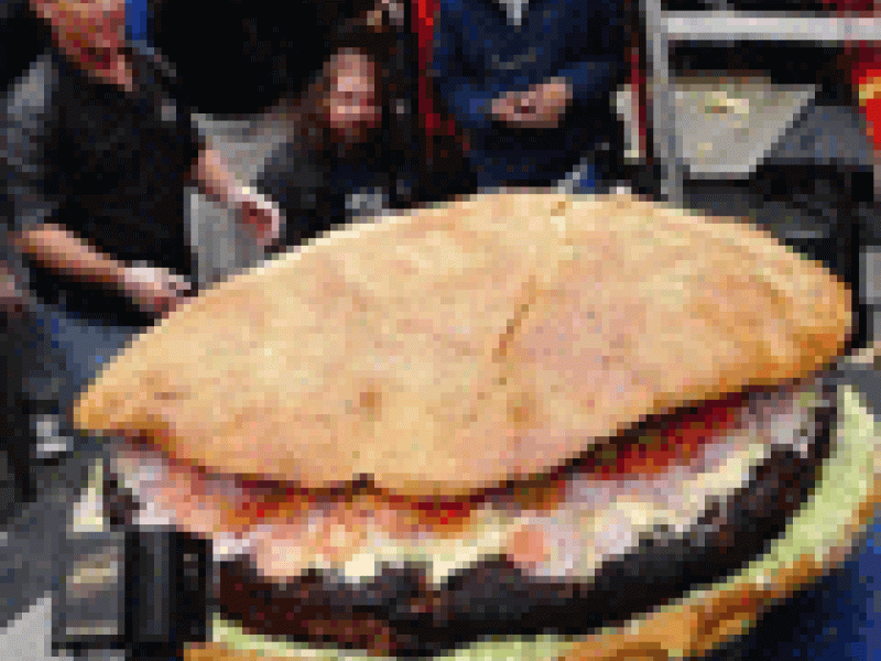 La hamburguesa más grande del mundo pesa más de 250 kilos