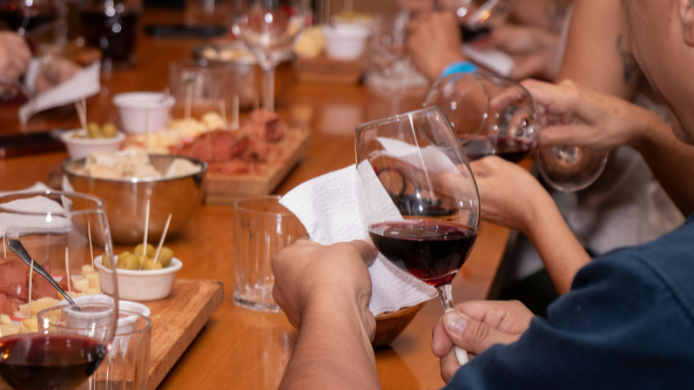 persona catando vino tinto en copa cristal