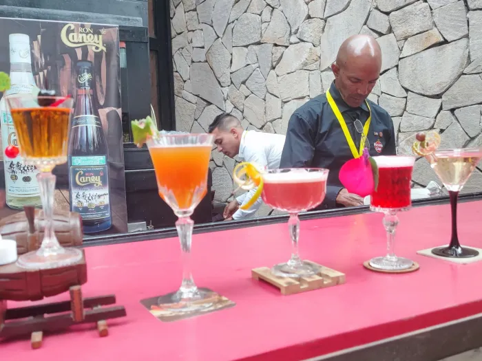 Cócteles en competencia durante el concurso Cantinero X