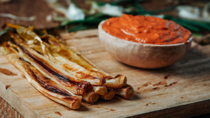 Calçots y salsa romesco