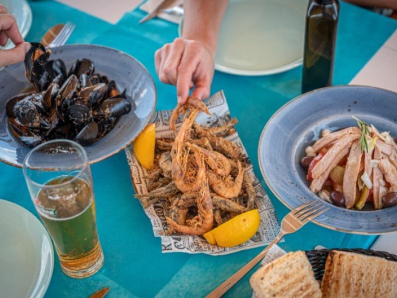 Mejillones del Delta, ensalada de ventresca con tomate payés y fritura en ‘Calma Salada’ (El Vendrell, Tarragona). Foto: Manu Mitru / Guía Repsol