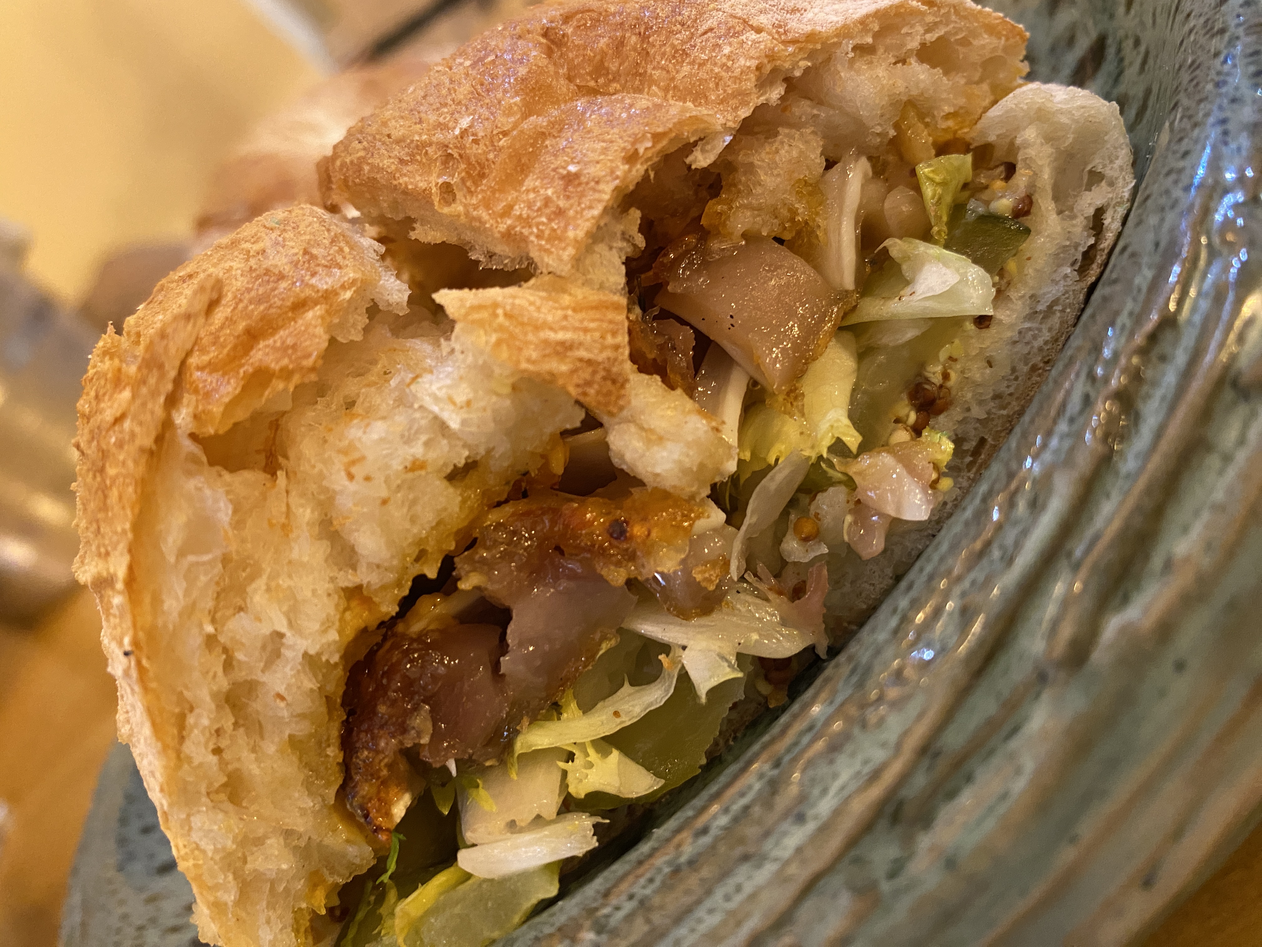 Minutejos de oreja con chiles fermentados Restaurante Pacto Raíz 