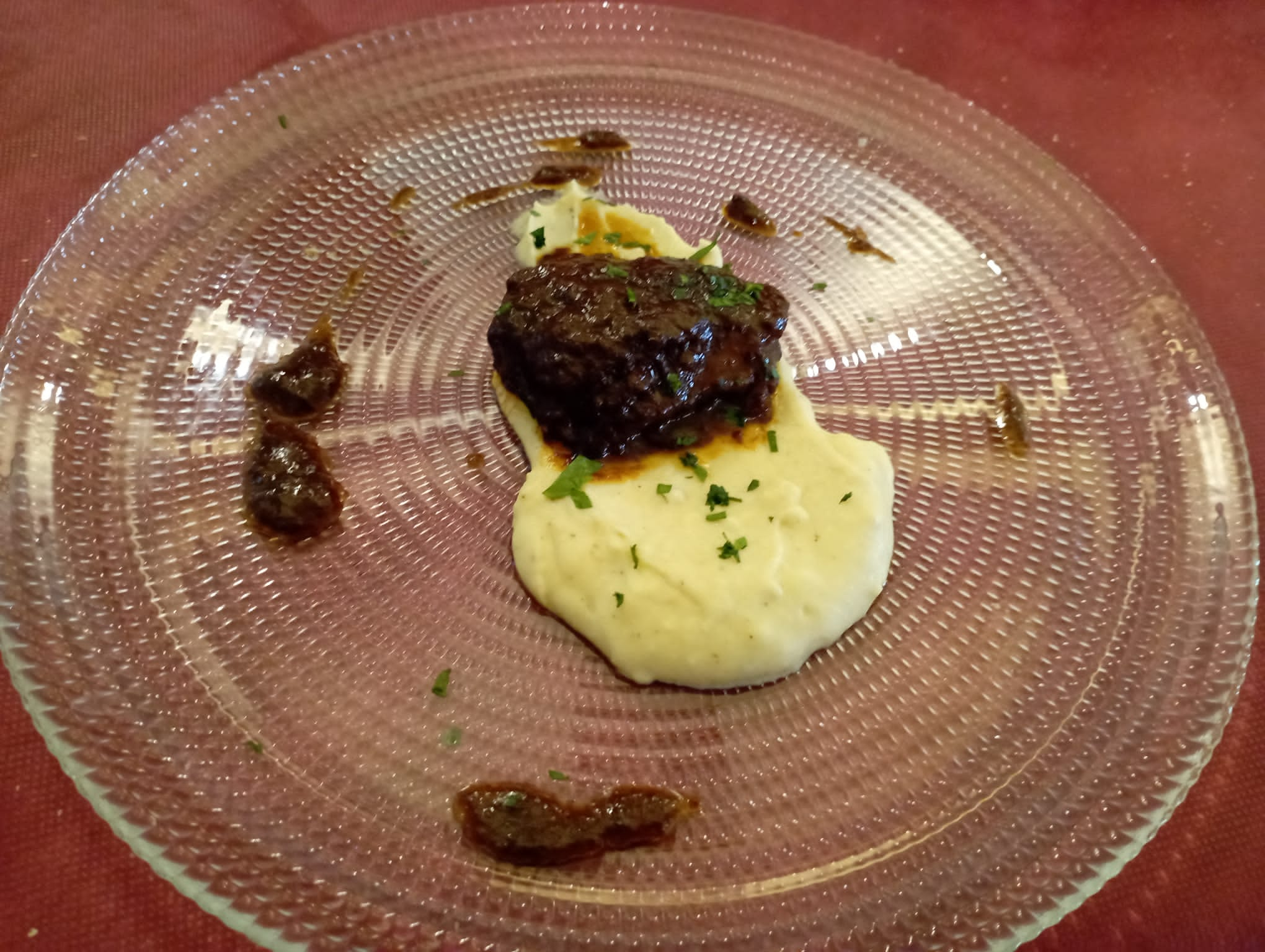 Carrillera ibérica con crema de membrillo y parmentier de boletus